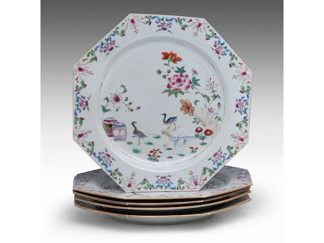 A series of five chinese famille rose 'geese in a garden' octagonal plates, 18thc, ø 29 cm - afbeelding 1 van  7