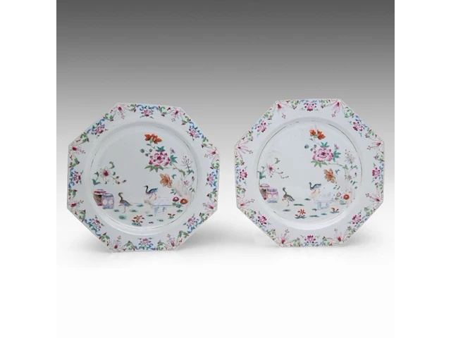 A series of five chinese famille rose 'geese in a garden' octagonal plates, 18thc, ø 29 cm - afbeelding 2 van  7