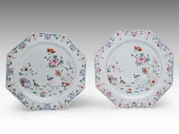 A series of five chinese famille rose 'geese in a garden' octagonal plates, 18thc, ø 29 cm - afbeelding 2 van  7