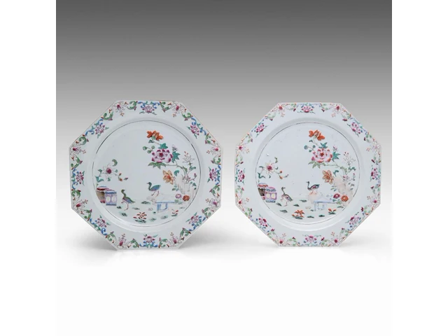 A series of five chinese famille rose 'geese in a garden' octagonal plates, 18thc, ø 29 cm - afbeelding 4 van  7