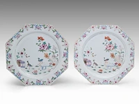 A series of five chinese famille rose 'geese in a garden' octagonal plates, 18thc, ø 29 cm - afbeelding 4 van  7