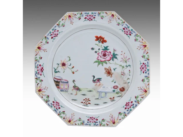 A series of five chinese famille rose 'geese in a garden' octagonal plates, 18thc, ø 29 cm - afbeelding 6 van  7