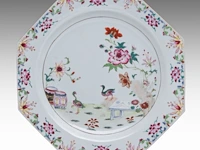 A series of five chinese famille rose 'geese in a garden' octagonal plates, 18thc, ø 29 cm - afbeelding 6 van  7