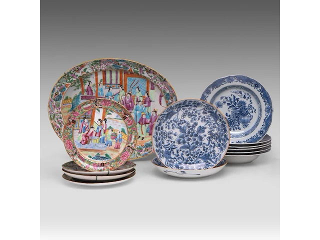 A series of four chinese canton rose ‘mandarin on a terrace’ dishes and a serving plate, 19thc - added blue and white plates, 18thc, ø 20,5 - 22 - 23 cm - afbeelding 1 van  9