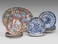 A series of four chinese canton rose ‘mandarin on a terrace’ dishes and a serving plate, 19thc - added blue and white plates, 18thc, ø 20,5 - 22 - 23 cm