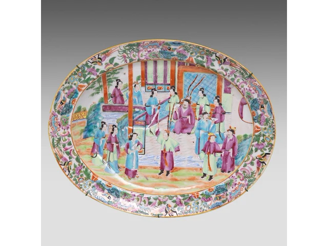 A series of four chinese canton rose ‘mandarin on a terrace’ dishes and a serving plate, 19thc - added blue and white plates, 18thc, ø 20,5 - 22 - 23 cm - afbeelding 2 van  9