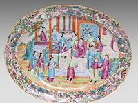 A series of four chinese canton rose ‘mandarin on a terrace’ dishes and a serving plate, 19thc - added blue and white plates, 18thc, ø 20,5 - 22 - 23 cm - afbeelding 2 van  9