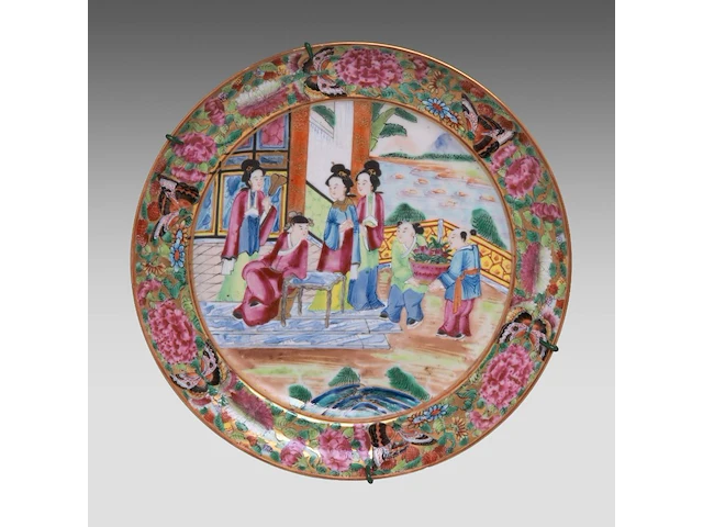 A series of four chinese canton rose ‘mandarin on a terrace’ dishes and a serving plate, 19thc - added blue and white plates, 18thc, ø 20,5 - 22 - 23 cm - afbeelding 4 van  9
