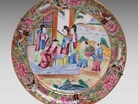 A series of four chinese canton rose ‘mandarin on a terrace’ dishes and a serving plate, 19thc - added blue and white plates, 18thc, ø 20,5 - 22 - 23 cm - afbeelding 4 van  9