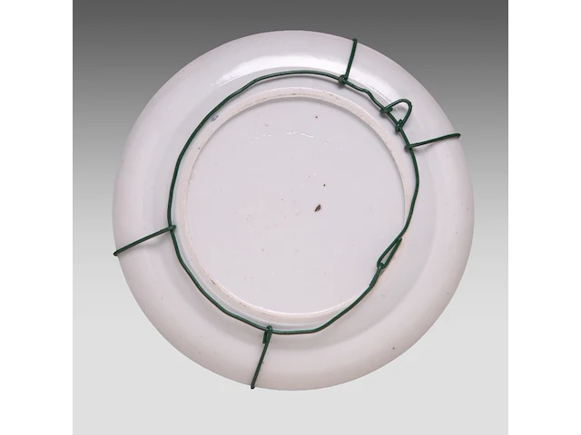 A series of four chinese canton rose ‘mandarin on a terrace’ dishes and a serving plate, 19thc - added blue and white plates, 18thc, ø 20,5 - 22 - 23 cm - afbeelding 5 van  9