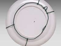A series of four chinese canton rose ‘mandarin on a terrace’ dishes and a serving plate, 19thc - added blue and white plates, 18thc, ø 20,5 - 22 - 23 cm - afbeelding 5 van  9