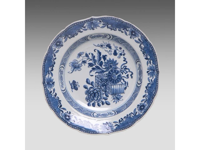 A series of four chinese canton rose ‘mandarin on a terrace’ dishes and a serving plate, 19thc - added blue and white plates, 18thc, ø 20,5 - 22 - 23 cm - afbeelding 6 van  9