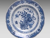 A series of four chinese canton rose ‘mandarin on a terrace’ dishes and a serving plate, 19thc - added blue and white plates, 18thc, ø 20,5 - 22 - 23 cm - afbeelding 6 van  9