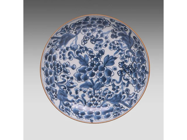 A series of four chinese canton rose ‘mandarin on a terrace’ dishes and a serving plate, 19thc - added blue and white plates, 18thc, ø 20,5 - 22 - 23 cm - afbeelding 8 van  9