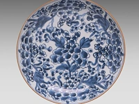 A series of four chinese canton rose ‘mandarin on a terrace’ dishes and a serving plate, 19thc - added blue and white plates, 18thc, ø 20,5 - 22 - 23 cm - afbeelding 8 van  9