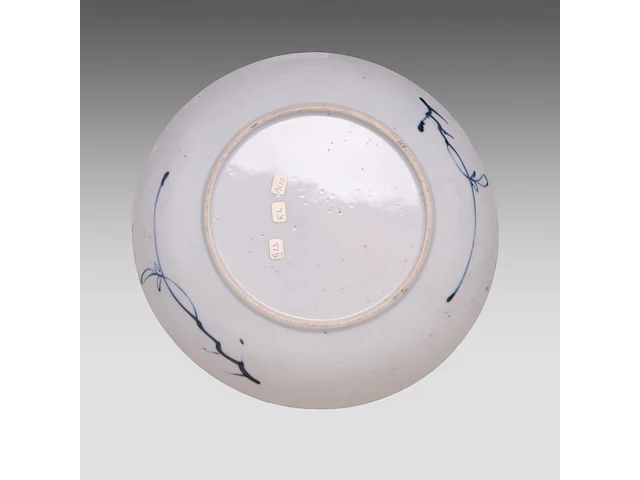 A series of four chinese canton rose ‘mandarin on a terrace’ dishes and a serving plate, 19thc - added blue and white plates, 18thc, ø 20,5 - 22 - 23 cm - afbeelding 9 van  9