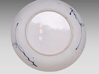 A series of four chinese canton rose ‘mandarin on a terrace’ dishes and a serving plate, 19thc - added blue and white plates, 18thc, ø 20,5 - 22 - 23 cm - afbeelding 9 van  9