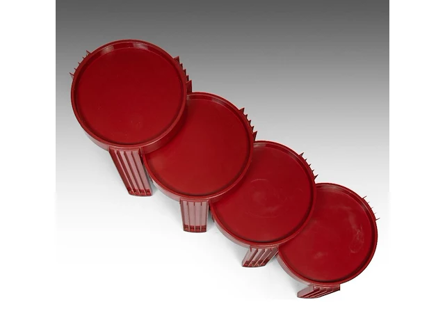 A set of 4 italian space age red plastic marema occasional tables, designed by gianfranco frattini for cassina 38 x 44 cm. (14.96 x 17.32 in.) - afbeelding 3 van  7