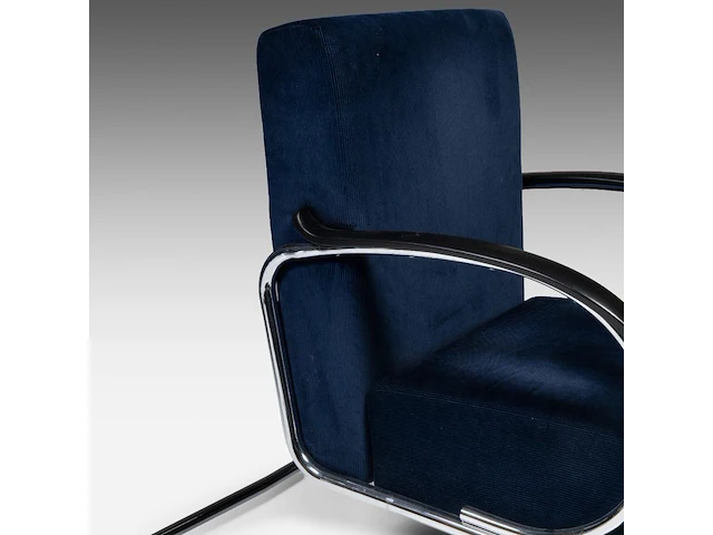 A set of four 407 armchairs and a matching circular coffee table, designed by willem hendrik gispen by dutch originals the chair: 83 x 59 x 82 cm. (32.67 x 23.23 x 32.28 in.), the table 47 x 90 cm. (18 1/2 x 35.42 in.) - afbeelding 3 van  14
