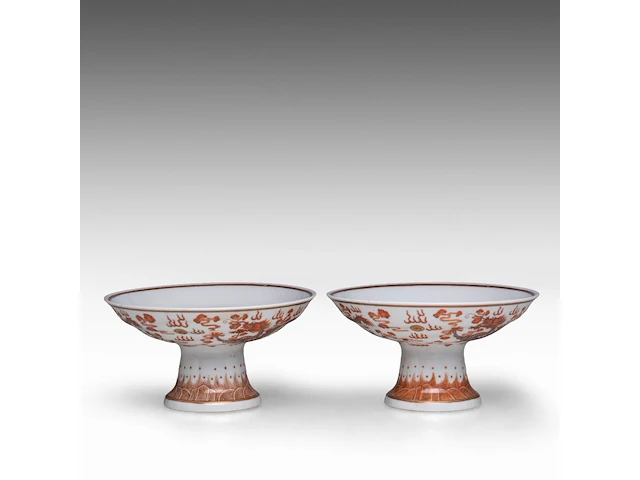 A set of four chinese iron-red 'dragons amongst clouds' tazza footed bowls, with a guangxu mark, h 10 - ø 18,5 cm - afbeelding 4 van  13