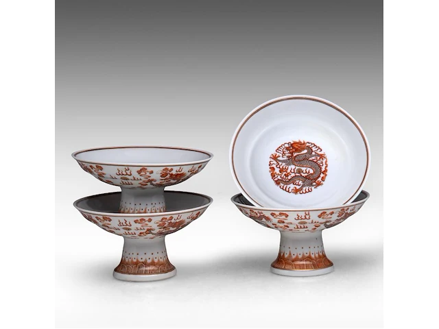 A set of four chinese iron-red 'dragons amongst clouds' tazza footed bowls, with a guangxu mark, h 10 - ø 18,5 cm - afbeelding 1 van  13