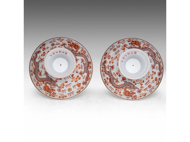 A set of four chinese iron-red 'dragons amongst clouds' tazza footed bowls, with a guangxu mark, h 10 - ø 18,5 cm - afbeelding 7 van  13