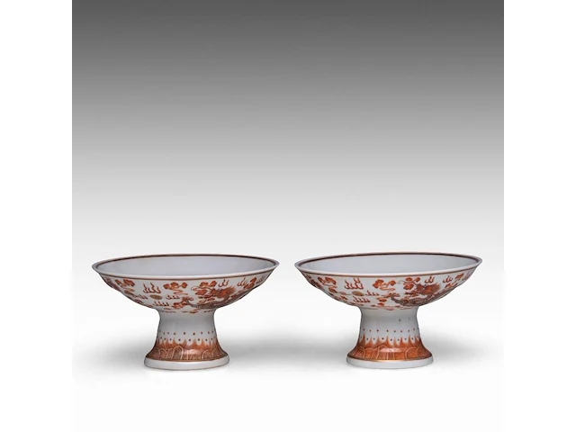 A set of four chinese iron-red 'dragons amongst clouds' tazza footed bowls, with a guangxu mark, h 10 - ø 18,5 cm - afbeelding 8 van  13