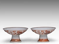 A set of four chinese iron-red 'dragons amongst clouds' tazza footed bowls, with a guangxu mark, h 10 - ø 18,5 cm - afbeelding 8 van  13