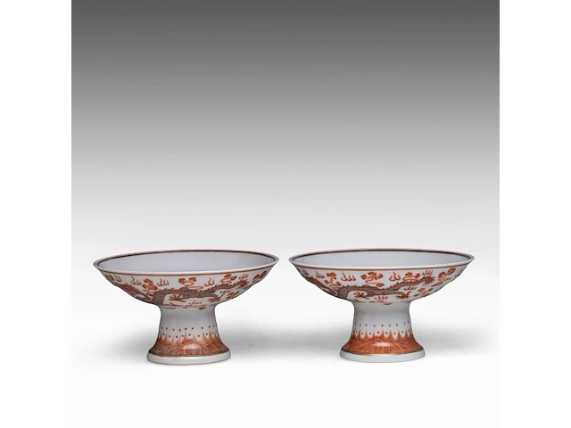 A set of four chinese iron-red 'dragons amongst clouds' tazza footed bowls, with a guangxu mark, h 10 - ø 18,5 cm - afbeelding 9 van  13