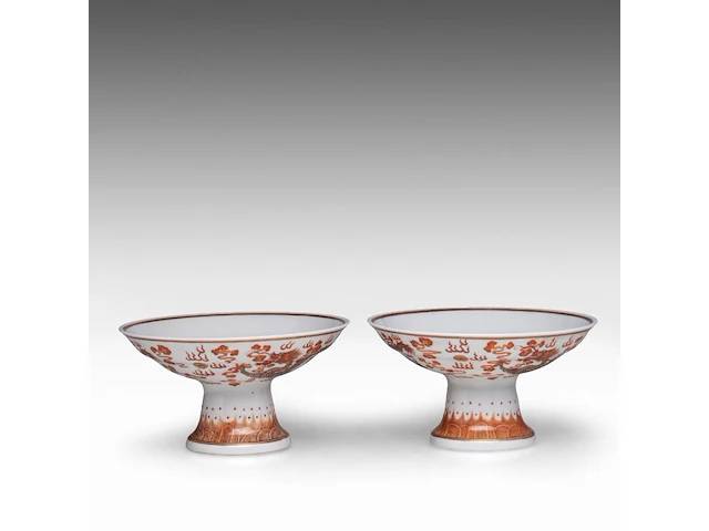 A set of four chinese iron-red 'dragons amongst clouds' tazza footed bowls, with a guangxu mark, h 10 - ø 18,5 cm - afbeelding 10 van  13