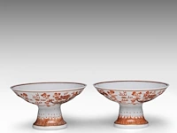 A set of four chinese iron-red 'dragons amongst clouds' tazza footed bowls, with a guangxu mark, h 10 - ø 18,5 cm - afbeelding 10 van  13