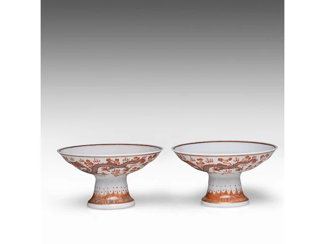 A set of four chinese iron-red 'dragons amongst clouds' tazza footed bowls, with a guangxu mark, h 10 - ø 18,5 cm - afbeelding 11 van  13