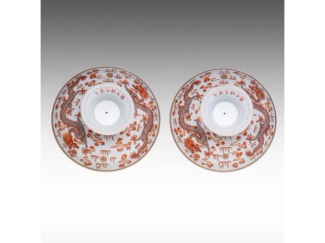 A set of four chinese iron-red 'dragons amongst clouds' tazza footed bowls, with a guangxu mark, h 10 - ø 18,5 cm - afbeelding 13 van  13