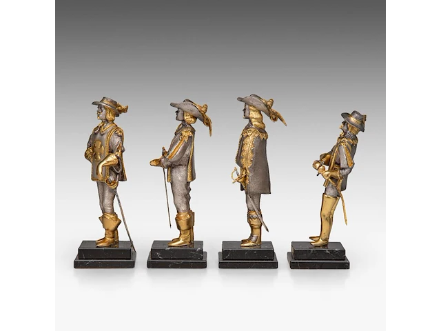 A set of four gilt and silver-plated musketeers by piero benzoni (1938) 23 cm. (9.06 in.) - afbeelding 4 van  10