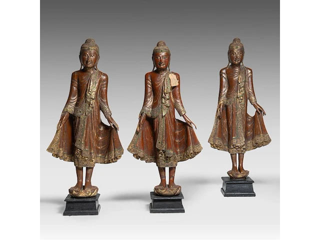 A set of three burmese lacquered wood standing figures of the buddha, late 19th century, total h 132 - 135 cm - afbeelding 1 van  9
