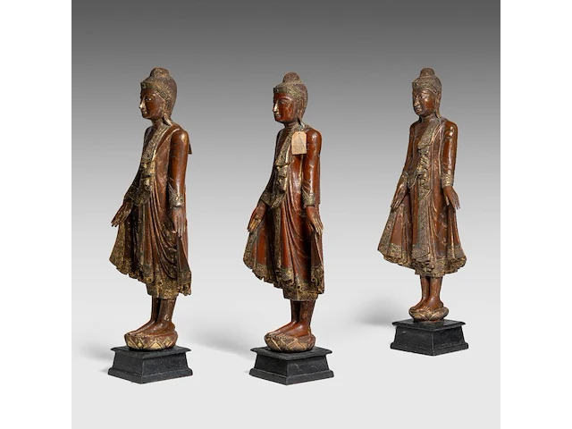 A set of three burmese lacquered wood standing figures of the buddha, late 19th century, total h 132 - 135 cm - afbeelding 2 van  9