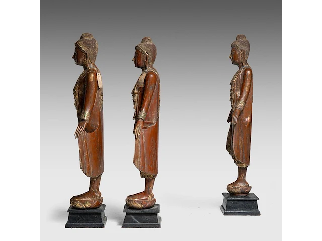 A set of three burmese lacquered wood standing figures of the buddha, late 19th century, total h 132 - 135 cm - afbeelding 3 van  9