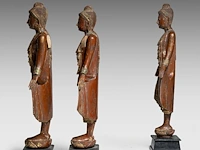 A set of three burmese lacquered wood standing figures of the buddha, late 19th century, total h 132 - 135 cm - afbeelding 3 van  9