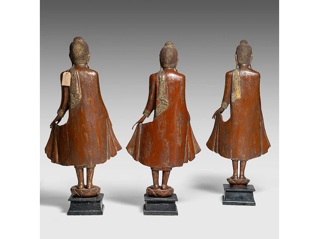 A set of three burmese lacquered wood standing figures of the buddha, late 19th century, total h 132 - 135 cm - afbeelding 4 van  9