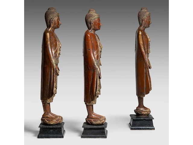 A set of three burmese lacquered wood standing figures of the buddha, late 19th century, total h 132 - 135 cm - afbeelding 5 van  9