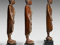 A set of three burmese lacquered wood standing figures of the buddha, late 19th century, total h 132 - 135 cm - afbeelding 5 van  9