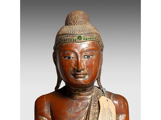 A set of three burmese lacquered wood standing figures of the buddha, late 19th century, total h 132 - 135 cm - afbeelding 7 van  9