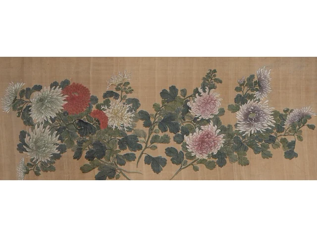 A set of three chinese paintings, 'chrysanthemum', colour on silk, all signed, framed 58 x 93,5 cm (2) / 58 x 116,5 cm (1) - afbeelding 3 van  10