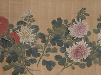 A set of three chinese paintings, 'chrysanthemum', colour on silk, all signed, framed 58 x 93,5 cm (2) / 58 x 116,5 cm (1) - afbeelding 3 van  10
