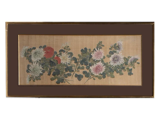A set of three chinese paintings, 'chrysanthemum', colour on silk, all signed, framed 58 x 93,5 cm (2) / 58 x 116,5 cm (1) - afbeelding 4 van  10