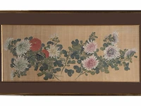 A set of three chinese paintings, 'chrysanthemum', colour on silk, all signed, framed 58 x 93,5 cm (2) / 58 x 116,5 cm (1) - afbeelding 4 van  10