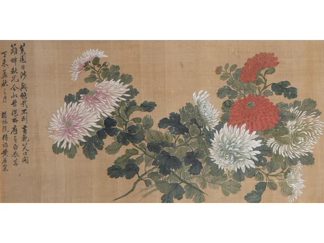 A set of three chinese paintings, 'chrysanthemum', colour on silk, all signed, framed 58 x 93,5 cm (2) / 58 x 116,5 cm (1) - afbeelding 6 van  10