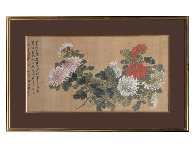 A set of three chinese paintings, 'chrysanthemum', colour on silk, all signed, framed 58 x 93,5 cm (2) / 58 x 116,5 cm (1) - afbeelding 7 van  10