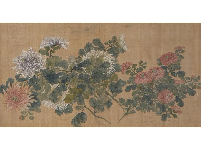 A set of three chinese paintings, 'chrysanthemum', colour on silk, all signed, framed 58 x 93,5 cm (2) / 58 x 116,5 cm (1) - afbeelding 9 van  10