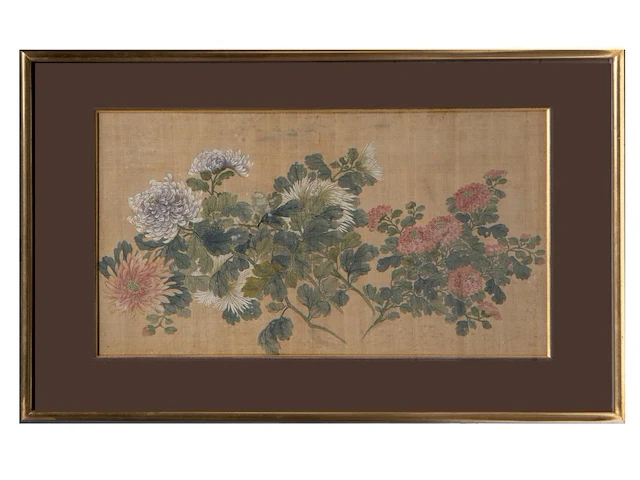 A set of three chinese paintings, 'chrysanthemum', colour on silk, all signed, framed 58 x 93,5 cm (2) / 58 x 116,5 cm (1) - afbeelding 10 van  10